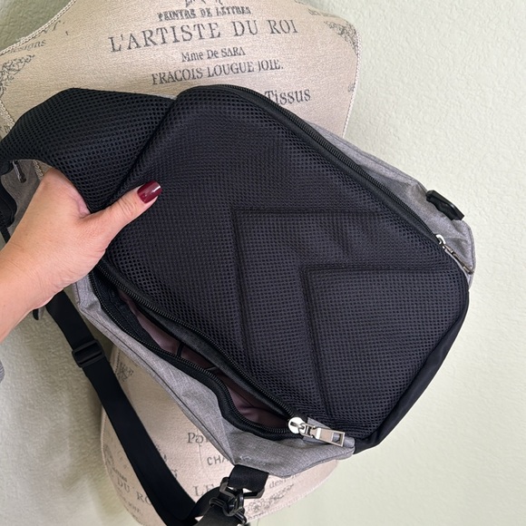 NWOT Sling Shoulder Backpack with USB Charging Port - Picture 9 of 10